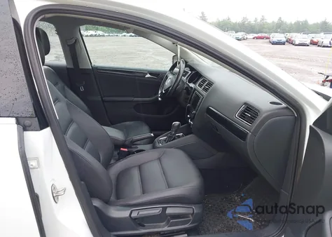 2016 Volkswagen Jetta 1.8T Sel z USA, uszkodzony, nr VIN 3VWL17AJ8GM395429